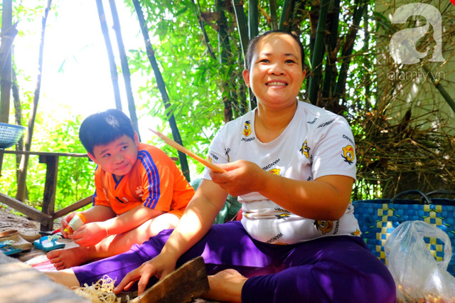 “Có 3 ngàn một đôi hà, em thích chị tặng em luôn…” và cái hào sảng của người miền Tây từ bà mẹ 2 con bán đũa Cần Thơ - Ảnh 1.