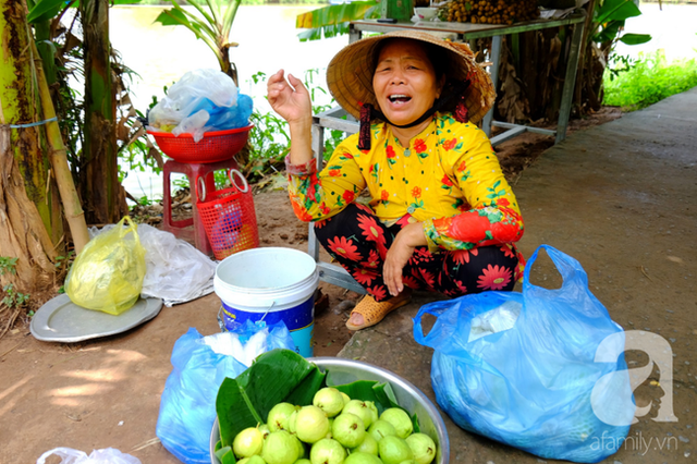 “Có 3 ngàn một đôi hà, em thích chị tặng em luôn…” và cái hào sảng của người miền Tây từ bà mẹ 2 con bán đũa Cần Thơ - Ảnh 5.