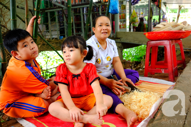 “Có 3 ngàn một đôi hà, em thích chị tặng em luôn…” và cái hào sảng của người miền Tây từ bà mẹ 2 con bán đũa Cần Thơ - Ảnh 12.