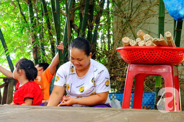 “Có 3 ngàn một đôi hà, em thích chị tặng em luôn…” và cái hào sảng của người miền Tây từ bà mẹ 2 con bán đũa Cần Thơ - Ảnh 15.