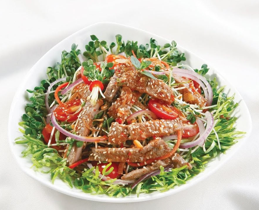 dĩa salad giảm cân rau mầm và bò