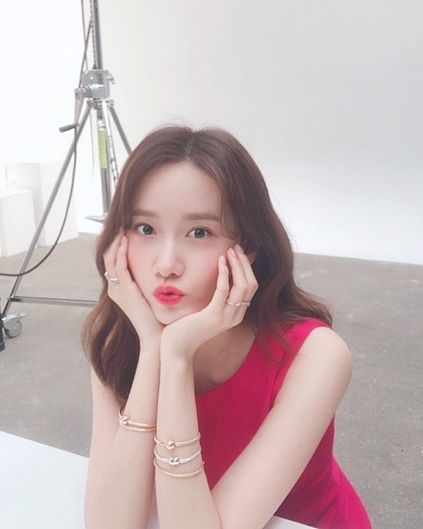 Ở tuổi 29, Yoona vẫn duy trì được nhan sắc tươi tắn như thời đôi mươi một phần nhờ làn da hồng hào, căng mọng.