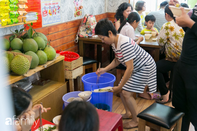 Quán ăn tùy ý, trả tiền tùy tâm, đến khách cũng tự giác bưng bê, dọn dẹp thật kỳ lạ nhưng rất đẹp tại Sài Gòn - Ảnh 23.