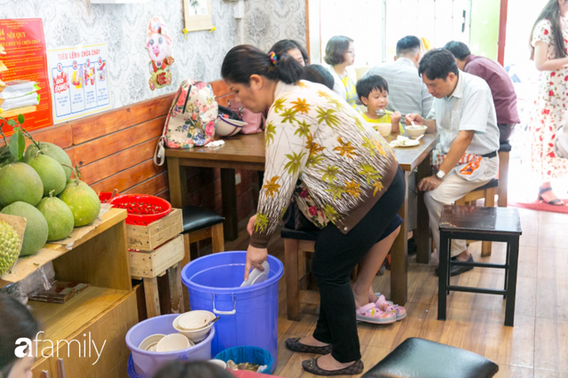 Quán ăn tùy ý, trả tiền tùy tâm, đến khách cũng tự giác bưng bê, dọn dẹp thật kỳ lạ nhưng rất đẹp tại Sài Gòn - Ảnh 24.